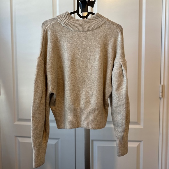 H&M neutral color sweater - Picture 5 of 5
